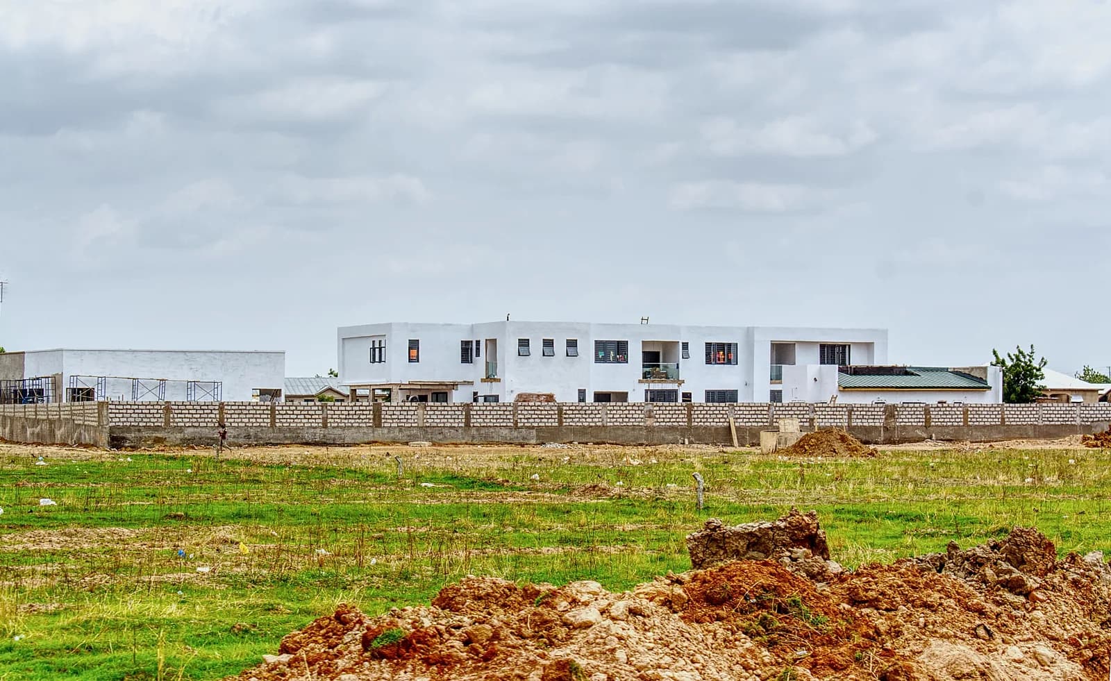 Rumah dua lantai yang masih dalam tahap pembangunan sebagai ilustrasi; bukan lokasi proyek Inproland