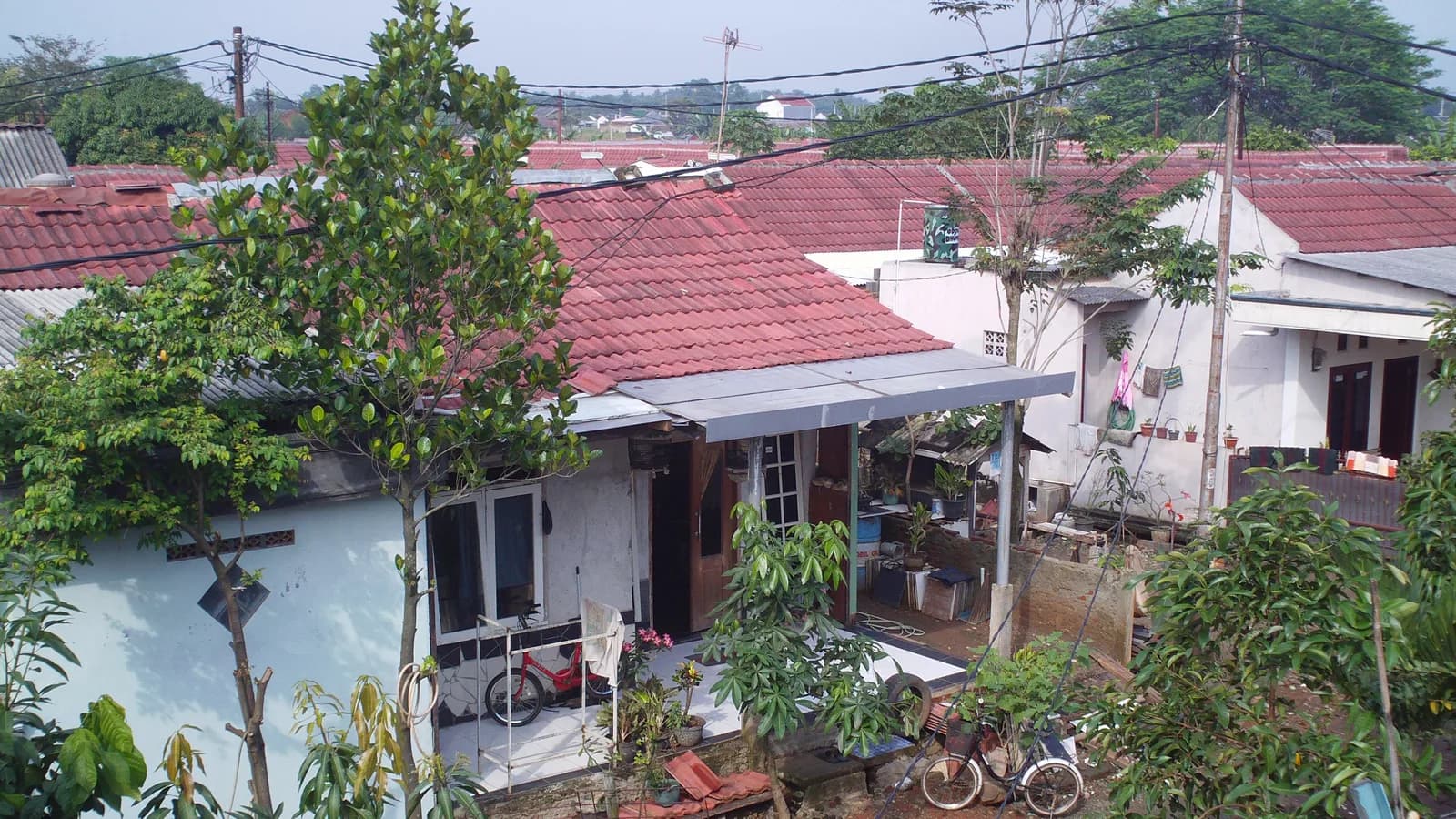 Lingkungan rumah di Griya Serpong Asri sebagai ilustrasi, bukan proyek Inproland dan bukan bukti rumah kosong