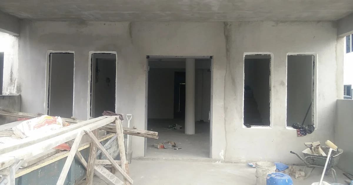 Foto pembangunan atau renovasi rumah sebagai ilustrasi visual