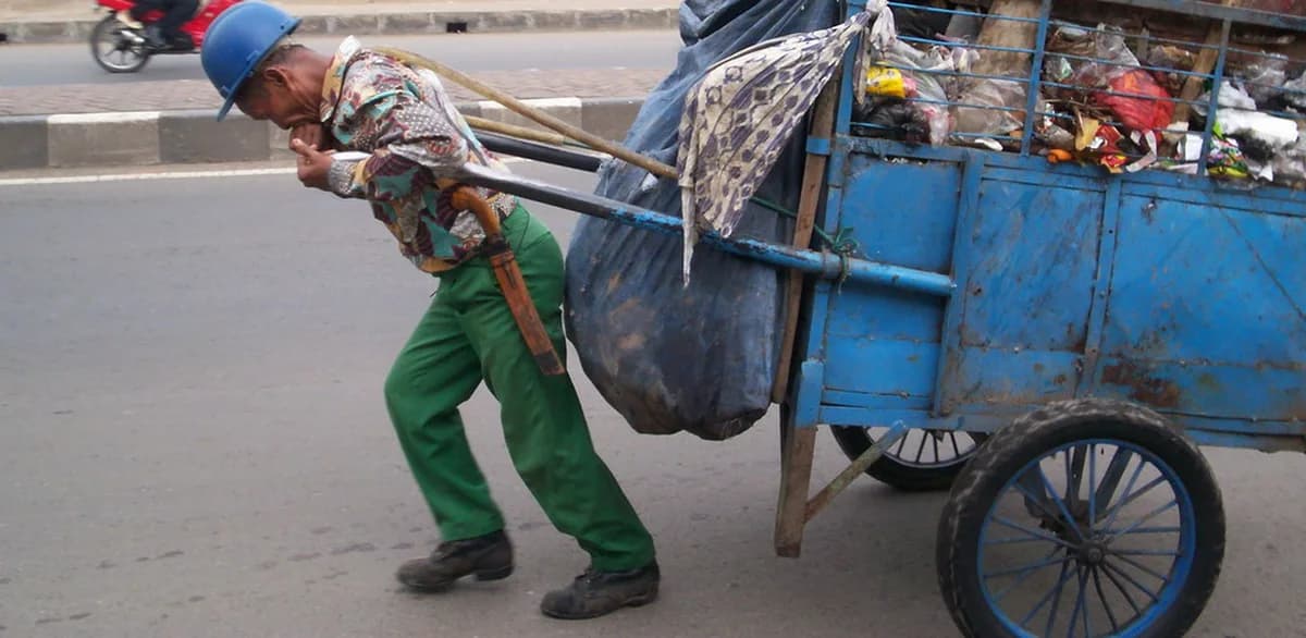 Ilustrasi pengangkutan barang buangan dengan gerobak di Bandung, bukan layanan sampah proyek Inproland