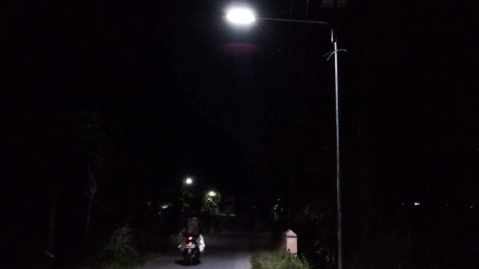 Ilustrasi lampu jalan menyala pada malam hari di Karang Tanjung, Kebumen, bukan kawasan proyek Inproland