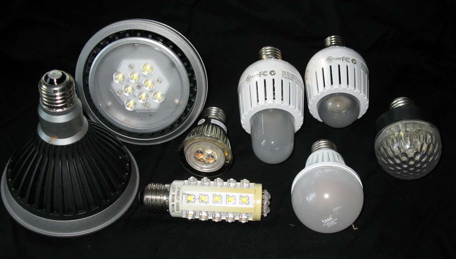 Berbagai bentuk bohlam lampu LED dengan dudukan sekrup berjajar sebagai contoh pilihan lampu rumah